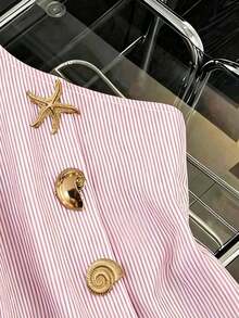 Blusa de mujer con hombro asimétrico, cintura ceñida, hebilla metálica y decoración de estrella de mar - Rosa - Ver 4