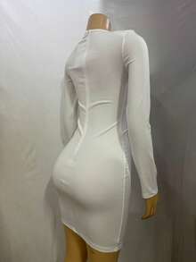 Vestido de mujer mini bodycon con corte en corazón en el pecho, manga larga elástica, disponible en rojo y gris oscuro, tejido ajustado de punto, estilo sexy y elegante ideal para fiestas, clubes nocturnos y celebraciones de San Valentín - Blanco - Ver 3