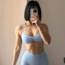 Sujetador tipo camiseta popular, sujetador deportivo sin espalda con tirantes finos para mujer, con soporte ligero, top corto para gimnasio, sujetador de yoga sin costuras con almohadilla plisada, primavera - Celeste - Ver 6