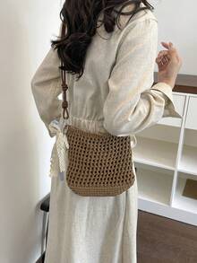 A Lightweight And Compact Beach-Style Woven Bag That Is Fashionable, Versatile And Stylish. A Women's Crossbody Bag From The 2026 New Collection. - Khaki - View 5