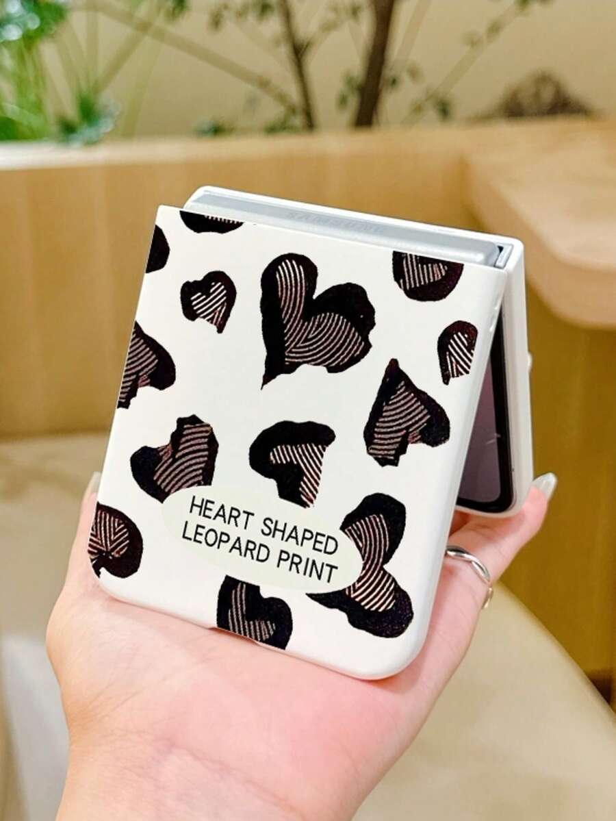 1 chiếc ốp lưng điện thoại gập thời trang, đơn giản và dễ thương làm từ chất liệu PC mềm mại, họa tiết sọc dễ thương, hình trái tim, có thể bảo vệ và chống rơi vỡ: Galaxy Zflip 3/Zflip 4/Zflip 5/Zflip 6/Zflip 7/ Razr 60/ Razr 50/Galaxy Z Flip 7 FE - trắng - Xem 1
