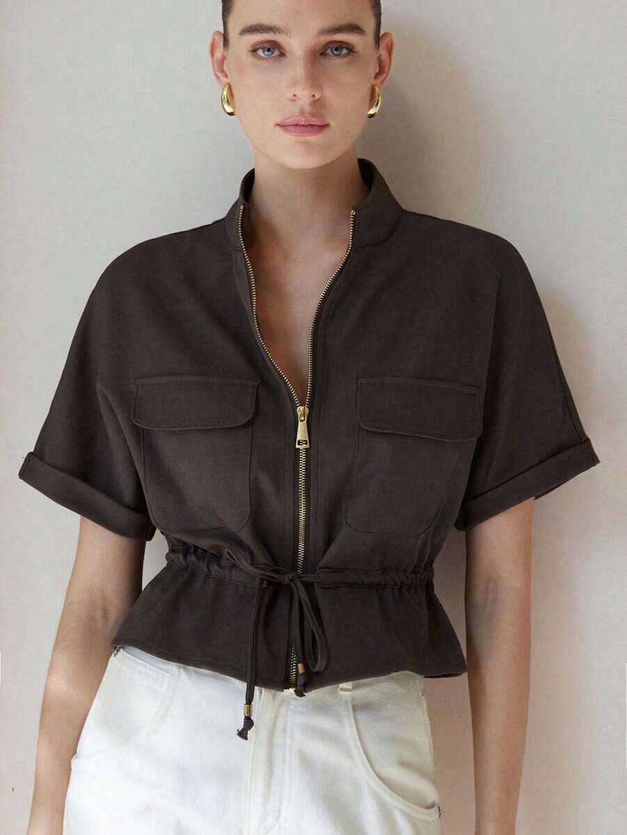 Camisa utilitaria corta de moda, con dos bolsillos simétricos en el pecho, diseño de cintura entallada, elegante y práctica - Gris Oscuro - Ver 1