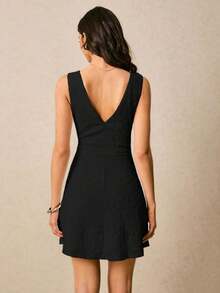 Vestido corto de mujer sin mangas de cuello en V profundo de unicolor minimalista - Negro - Ver 6
