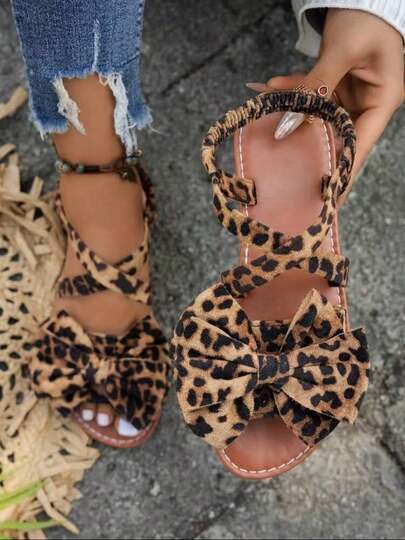 Giày sandal đế bằng cỡ lớn họa tiết da báo, nơ trang trí, quai ngang co giãn, kiểu đan chéo, giày casual mùa hè đi biển cho nữ.