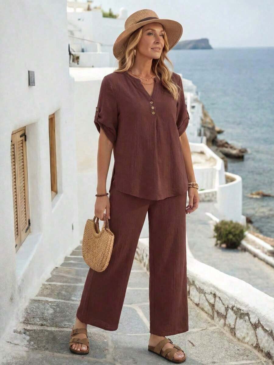 Conjunto de dos piezas casual de verano para mujer con camisa de mangas enrolladas con cuello en V y pantalones holgados de unicolor y con muesca. - Marrón - Ver 1