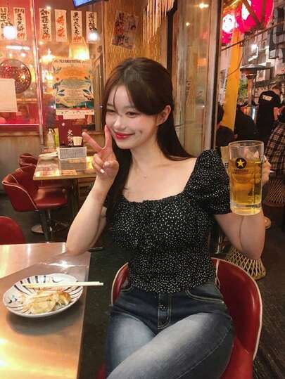 方領前綁帶圓點泡泡袖短版上衣，甜美短袖女款休閒黑色