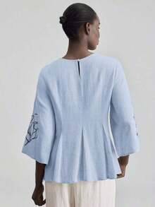 Ontre 2026SS Nueva camisa casual para mujer con mangas acampanadas, cintura recogida y bloque de color bordado.Adecuada para el Día de la Independencia, estilo urbano chic, minimalista para ir al trabajo, invitada de boda, vacaciones, San Valentín, elegante, Día del Maestro, té, fiesta, uso diario casual, oficina, festival, vuelta al colegio, vacaciones, blusa versátil de línea A - Azul - Ver 5