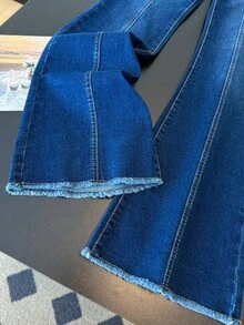 ALO FASHION Pantalones vaqueros largos acampanados de mezclilla lavada estilo boho elegante para mujer con dobladillo sin rematar y costura expuesta. - azul real - Ver 5