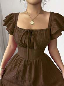 Nuevo vestido elegante para mujer con cuello cuadrado, mangas con volantes en capas, lazo en la parte delantera, diseño de lazada en la espalda, cintura entallada, diseño estilizante y de moda para jóvenes - Marrón - Ver 4