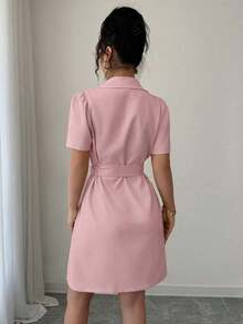 Vestido corto de verano de unicolor con lazo en la cintura, doble botonadura, mangas abullonadas y cuello con solapa - Rosa - Ver 2