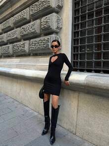 Vestido de mujer mini bodycon con corte en corazón en el pecho, manga larga elástica, disponible en rojo y gris oscuro, tejido ajustado de punto, estilo sexy y elegante ideal para fiestas, clubes nocturnos y celebraciones de San Valentín - Negro - Ver 2