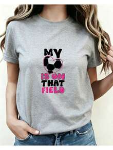 Muestra tu apoyo con esta linda playera de fútbol "My Heart Is On That Field", con corazón de balón y detalles rosas. - Blanco - Ver 7
