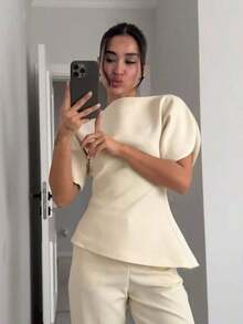 Blusa de mujer con mangas abullonadas y cintura ceñida, nueva llegada de blusa de mujer de cuello redondo, manga corta, unicolor, ajustada y asimétrica, para verano en color blanco - Albaricoque - Ver 10