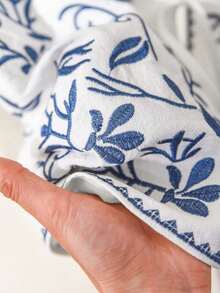 CosyJoli Plus Size Casual Blouse With Puff Sleeves, Embroidery And Front Knot - 藍白 - 查看 3