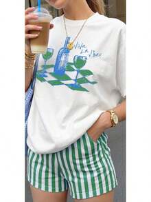 Una camiseta de manga corta para mujer con estilo retro americano, de diseño holgado y estampado (los pantalones son solo sugerencias de estilo). Este artículo sencillo y elegante presenta patrones de texto con temática tropical, siendo un elemento imprescindible para crear un estilo relajado de vacaciones. Es muy adecuado para ocasiones como el Día del Trabajo y el Día de la Independencia de México. La gruesa camiseta multicolor está hecha de 100% algodón con estampados modernos, y es adecuada tanto para hombres como para mujeres. Es un estilo completamente nuevo para primavera/verano/otoño, transpirable y cómodo, sencillo y versátil. - Blanco - Ver 1