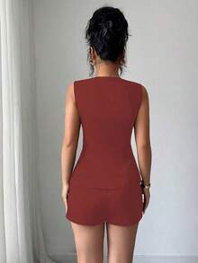 Conjunto casual y elegante de 2 piezas para mujer, que incluye una camiseta de tirantes con cinturón de moda (decorada con botones) y un par de pantalones cortos, adecuado para ir de compras, ir al trabajo, una elección ideal para atuendos profesionales de verano y la temporada de regreso a clases.Negro - Rojo - Ver 4