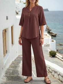 Conjunto de dos piezas casual de verano para mujer con camisa de mangas enrolladas con cuello en V y pantalones holgados de unicolor y con muesca. - Marrón - Ver 5