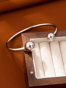Un bracelet manchette sphérique minimaliste et ouvert avec une finition en cuivre poli - un bijou polyvalent pour le port quotidien des femmes. - Argent - Voir 5