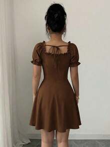 Vestido midi de mujer con cuello cuadrado, mangas abullonadas, cordón en la cintura y volantes en el bajo, estampado de pequeñas flores - Café integral - Ver 2