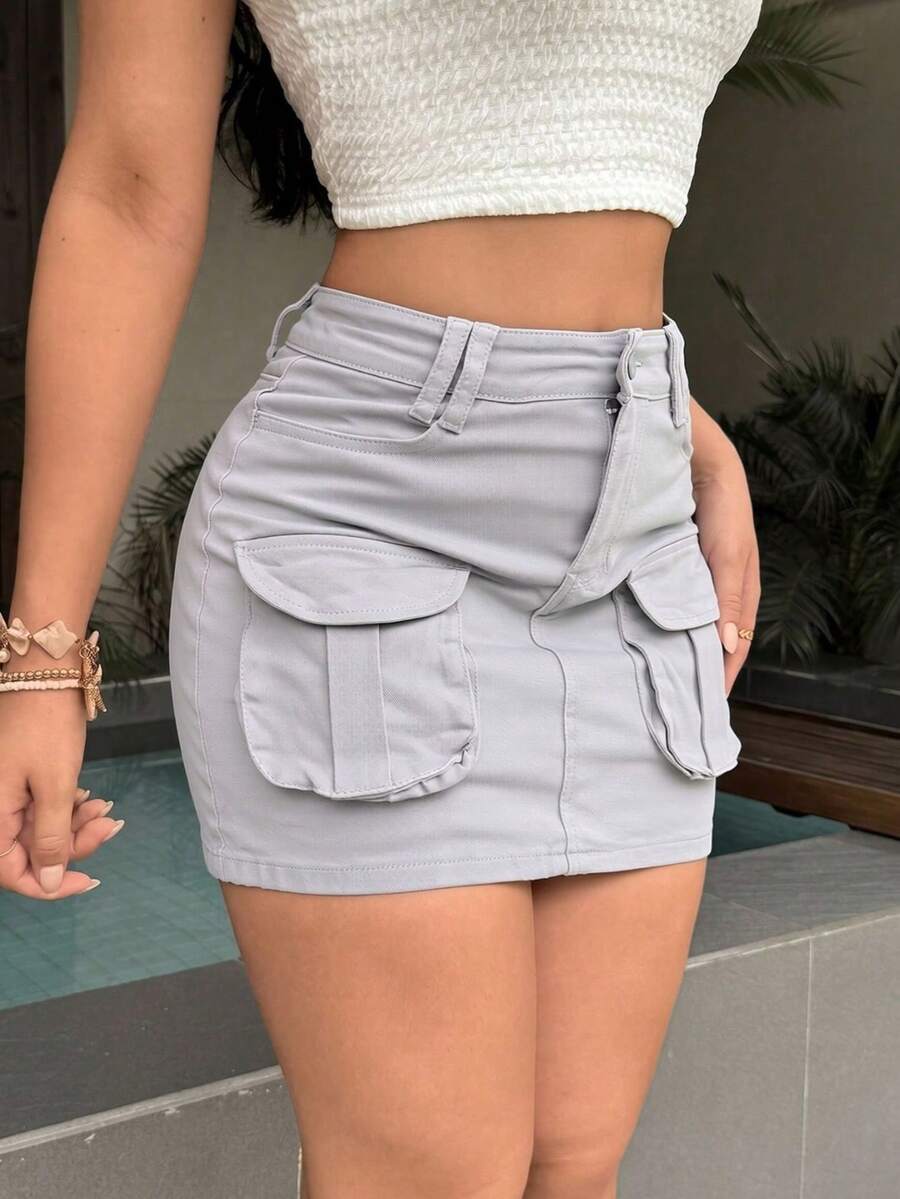 Falda corta de mezclilla gris claro, estilo cargo, ajustada, con elasticidad media - Plateado - Ver 1