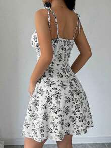 Vestido corto con tirantes finos, espalda anudada, estampado floral y pliegues para mujer - Blanco y Negro - Ver 2