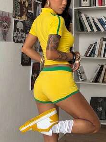 Bộ đồ thể thao nữ phong cách Y2K họa tiết Brazil gồm áo crop top ngắn tay có khóa kéo và quần short dây rút, bộ 2 mảnh thể thao kiểu Brazil dành cho nữ, áo crop top ngắn tay có khóa kéo phối cùng quần short mini viền tương phản, phong cách đường phố, bộ đồ thể thao mùa hè thường ngày họa tiết cờ Brazil gồm áo ngắn tay và quần short bó sát. - Màu vàng - Xem 3