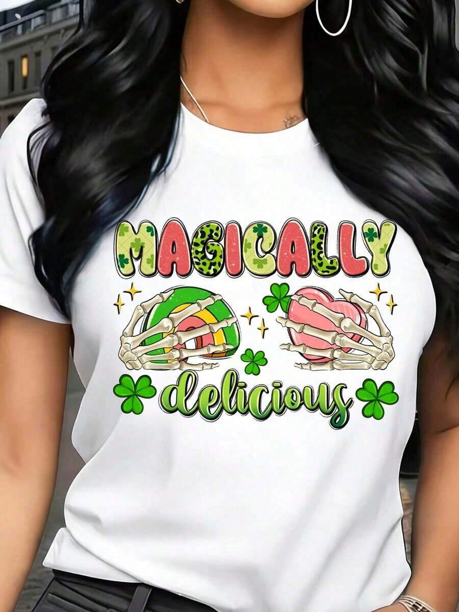 Camisetas estampadas de moda para mujer, tops de estilo urbano de talla grande, camisetas de verano cómodas y elegantes que combinan con todo. Camiseta de mujer con estampado del Día de San Patricio: manos de esqueleto sosteniendo un caramelo y una piruleta con tréboles, un estampado delicioso e informal para fiestas festivas. - Blanco - Ver 1