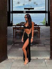 Conjunto de bikini de tres piezas con corte halter sólido para mujer, con cordón delantero y diseño de hebilla metálica en la falda para un toque retro y elegante.Vacaciones en la playa - Negro - Ver 2