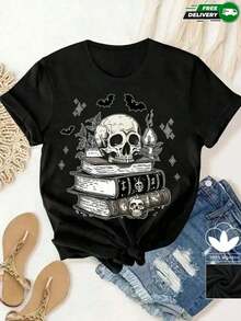 Camiseta de manga corta para mujer con cuello redondo, corte holgado, con estampado de calavera sobre pila de libros, murciélagos, lámpara de aceite y detalles decorativos en estilo vintage gótico, apta para uso diario, salidas casuales, fines de semana, vacaciones, eventos temáticos y reuniones informales, fabricada en poliéster, de estilo casual gótico alternativo urbano, ideal para usar en primavera y verano. Envío nacional dentro del país. - Negro - Ver 1