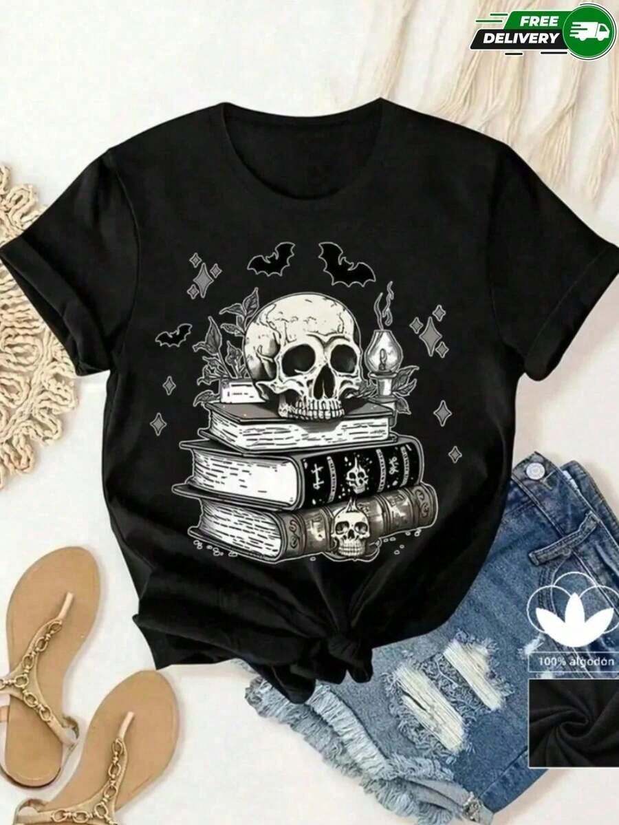 Camiseta de manga corta para mujer con cuello redondo, corte holgado, con estampado de calavera sobre pila de libros, murciélagos, lámpara de aceite y detalles decorativos en estilo vintage gótico, apta para uso diario, salidas casuales, fines de semana, vacaciones, eventos temáticos y reuniones informales, fabricada en poliéster, de estilo casual gótico alternativo urbano, ideal para usar en primavera y verano. Envío nacional dentro del país. - Negro - Ver 1