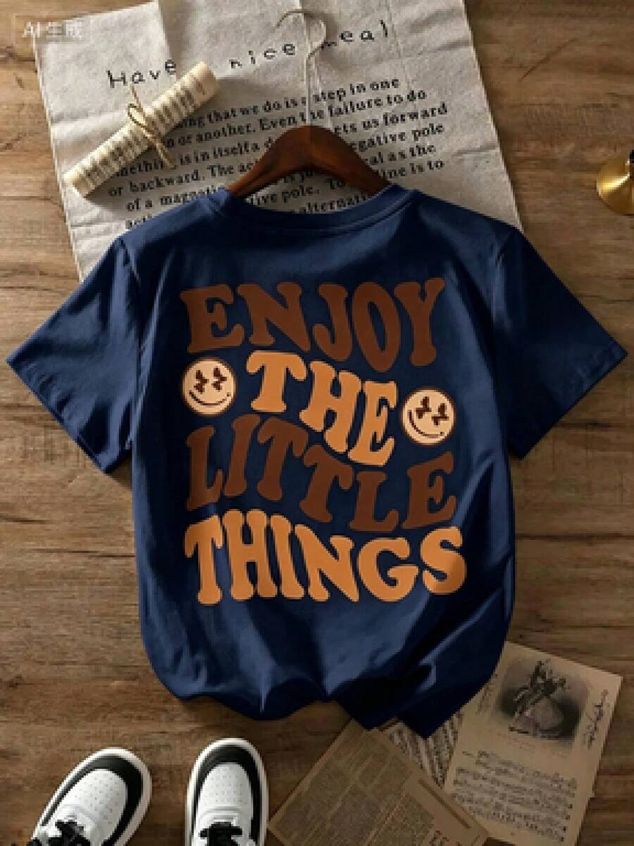 Conjunto de estilo nuevo 2026, solo se vende la camiseta (los pantalones son solo para referencia de combinación). Camiseta estampada de corte holgado. Una pieza minimalista y moderna con estampado de letras tropicales, un artículo imprescindible para un estilo relajado en vacaciones. Perfecto para ocasiones como el Día del Trabajo y el Día de la Independencia de México. - Azul Marino - Ver 1