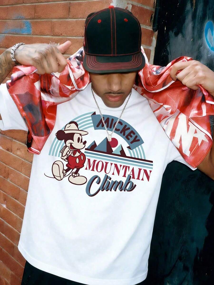 Disney T-shirt rétro pour homme, imprimé chiffres vintage, col rond, manches courtes, coupe ample, style streetwear décontracté. Haut classique et hip-hop idéal au quotidien et pour les fans d'animation. Confectionné en coton doux et respirant, il est confortable et agréable au toucher. Parfait pour les sorties, les concerts, les moments de détente et un look urbain. Son fond blanc classique est rehaussé d'un chiffre bleu délavé et d'un adorable motif Mickey Mouse. Polyvalent et intemporel, c'est le cadeau idéal pour les amateurs d'animation, de vintage et de streetwear. Facile à associer avec un jean, un pantalon cargo ou un short pour un style citadin tendance. - Blanc - Voir 1