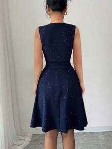 Nuevo vestido casual de línea A con cuello en V, textura metálica en la parte delantera, pliegues en la cintura, sin mangas, adecuado para vacaciones, uso diario, joven y elegante, estilo corto, otoño/invierno - azul real - Ver 2