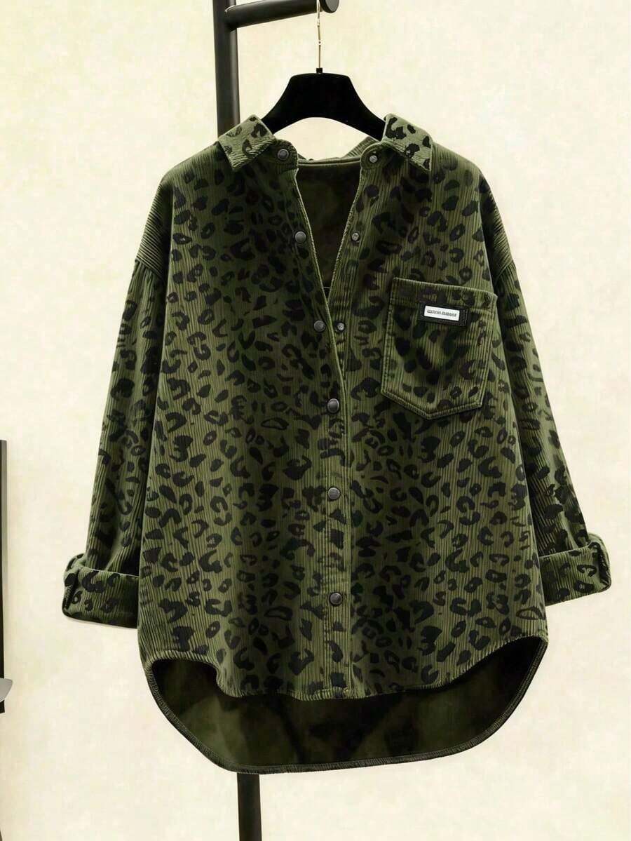 Camisa de manga larga con botones, bolsillos y estampado de leopardo de pana para vacaciones - Verde Oliva - Ver 1