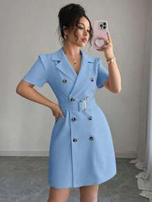 Vestido corto de verano de unicolor con lazo en la cintura, doble botonadura, mangas abullonadas y cuello con solapa - Azul - Ver 3
