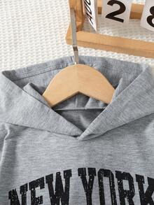 Bộ 2 món thời trang thường ngày cho bé trai, gồm áo hoodie tay raglan in chữ và quần short giả dây rút, thích hợp cho mùa xuân/hè. - Xám - Xem 3