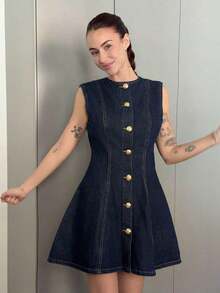 Vestido mini ajustado sin mangas de mezclilla para mujer, vestido de mezclilla azul con botones, vestido de mezclilla ajustado y acampanado para mujer - Azul lavado oscuro - Ver 6