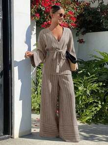 Conjunto de 2 piezas de top casual con cuello en V y cordón, y pantalones casuales a rayas para otoño/invierno para mujer - Caqui 2 - Ver 3