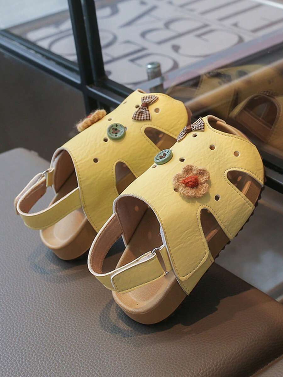 女童可爱花朵蝴蝶结装饰凉鞋，透气镂空软底防滑夏季鞋，休闲户外儿童鞋 - 黃色 - 查看 1