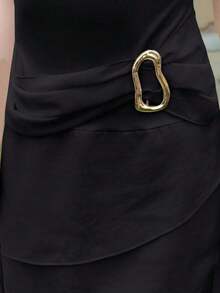 Elegante Vestido de Satén con Cuello Drapeado, Detalle de Volantes y Corte Largo – Color Sólido para Mujer - Negro - Ver 6