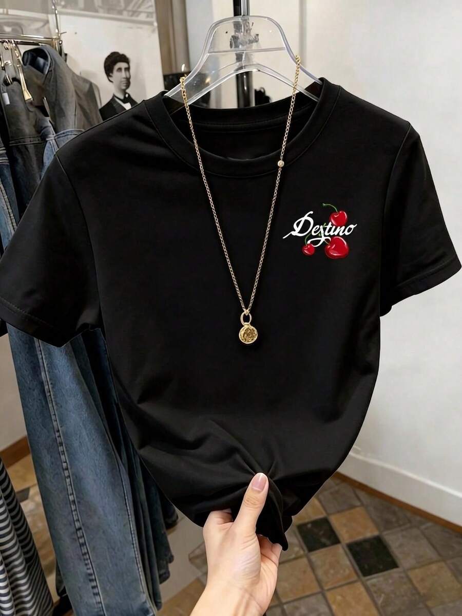 Camiseta de manga corta para mujer con estampado de cerezas y texto "Destino", cuello redondo, tejido de poliéster, ideal para uso diario, salidas casuales y fines de semana, estilo casual, temporada primavera-verano, Envío nacional a México. - Negro - Ver 1