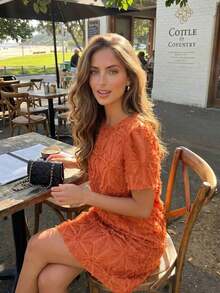 [Beso de ángel] Vestido midi elegante francés para mujer 2026 Verano, nuevo vestido corto de estilo vacacional de cuello redondo con bordado 3D gracioso de alta gama en blanco - Naranja Coral - Ver 3