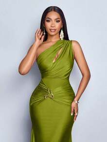 Vestido largo y maxi de mujer con cuello asimétrico hueco, decorado con metal, de unicolor y ajustado - Verde Oliva - Ver 6