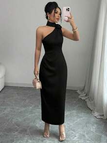 Elegante y sexy vestido ajustado tipo ajustado con hombros oblicuos de satén francés, cuello con flor 3D, cintura con fruncido y volante - Negro - Ver 3