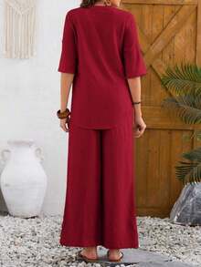 Conjunto de dos piezas casual de verano para mujer con camisa de mangas enrolladas con cuello en V y pantalones holgados de unicolor y con muesca. - Burdeos - Ver 2