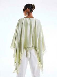 Blusa minimalista de primavera/verano 2026 para mujer, elegante para ir al trabajo, de unicolor con ribete de encaje, manga tipo murciélago y bajo asimétrico - verde menta - Ver 2