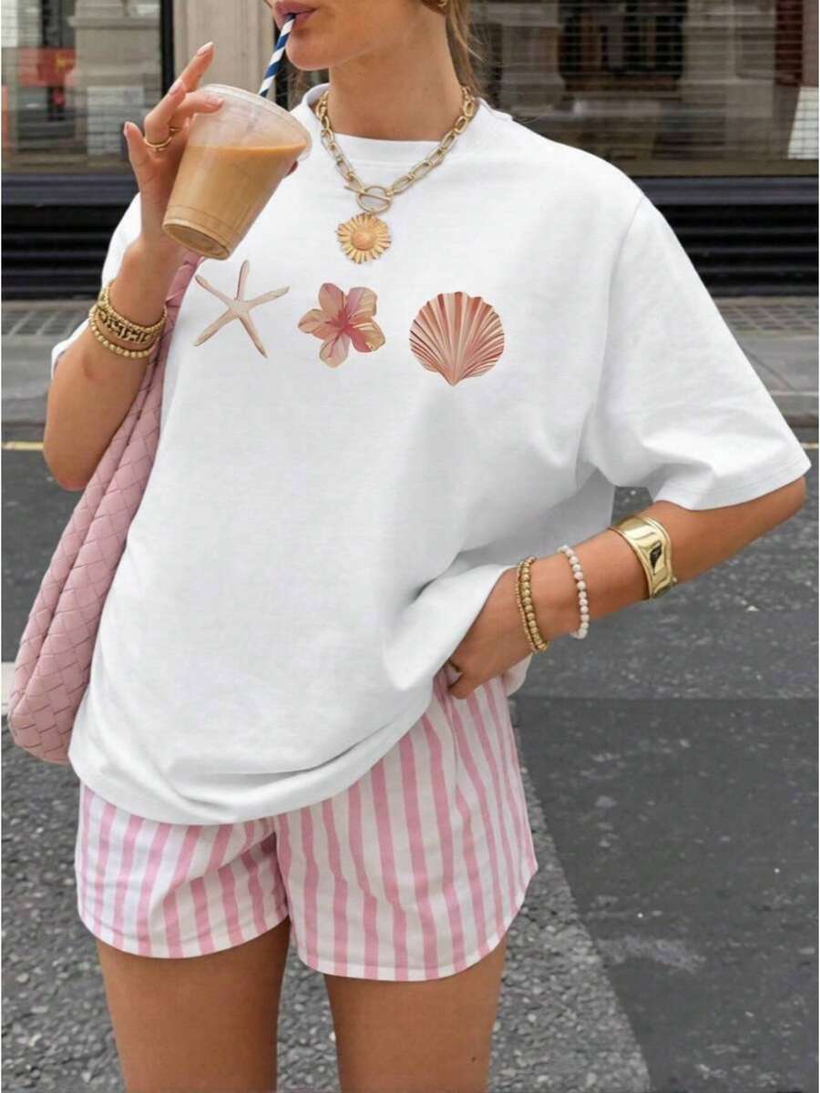Women's Casual Summer T-Shirt With A Round Neck, Fitted Silhouette, And Short Sleeves, Featuring An Oil Painting Print With Floral, Heart, Cherry, And Lettering Designs. Simple, Casual Fabric With A Sporty Style, Perfect For Everyday Wear And A Valentine's Day Date. - 白色 - 查看 1
