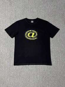 Camiseta cómoda para mujer, 100% algodón, estampada con un patrón circular abstracto.La figura geométrica central está compuesta por puntos dispersos, creando una ilusión óptica única. - Negro - Ver 6