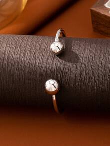Un bracelet manchette sphérique minimaliste et ouvert avec une finition en cuivre poli - un bijou polyvalent pour le port quotidien des femmes. - Argent - Voir 4