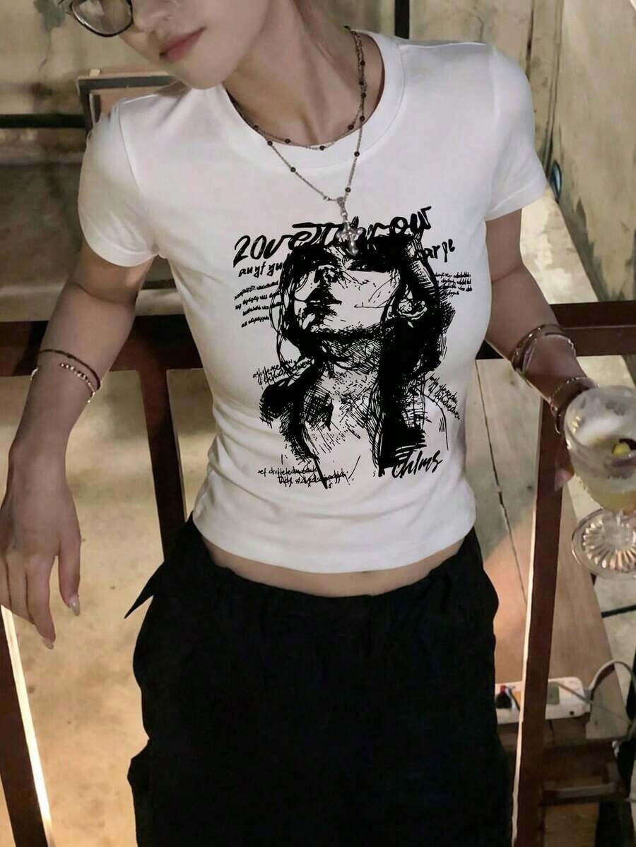 Playera ombliguera ajustada para mujer cuello redondo manga corta, estampado de retrato y letras estilo chica trendy americana, diseño versátil súper de moda para verano, look juvenil atractivo ideal para uso diario, salidas casuales y combinar con todo tu ropa MQZO - Blanco - Ver 1